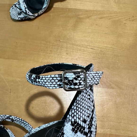 Missguided Snakeskin Strappy Heels Size 6.5 - Picture 7 of 11